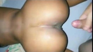 Morena gostosa de quatro enfiando ate as bolas na buceta